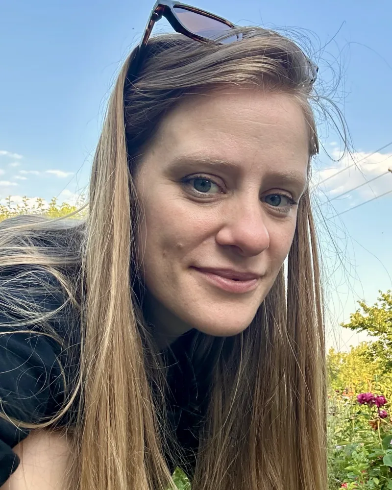 Ula, Lehrerin und Pädagogin, in einem Garten