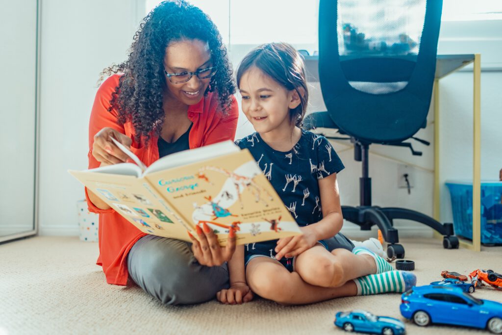 Mutter und Kind lesen gemeinsam ein Buch